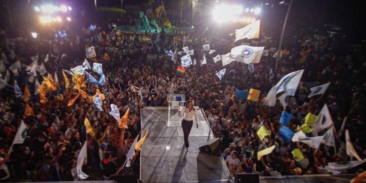 Ante más de 10 mil simpatizantes Laura Fernández se compromete a crear el Seguro Popular