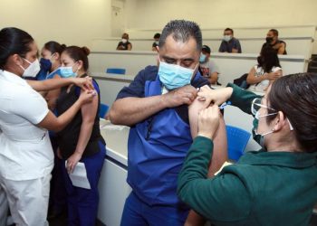 Refuerzan vacunación para el personal de salud que atiende COVID-19