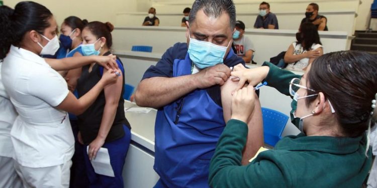 Refuerzan vacunación para el personal de salud que atiende COVID-19