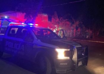 Asesinan con un disparo en la cabeza a una mujer en Cancún; el cuerpo fue hallado junto a una manta con amenazas