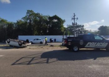 Se registra volcadura de automóvil en la salida hacia Mérida
