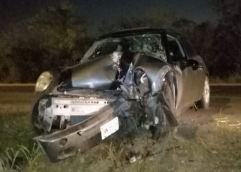 Mini Cooper termina estrellado contra un poste en el periférico sur de Mérida