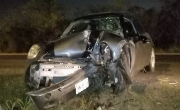 Mini Cooper termina estrellado contra un poste en el periférico sur de Mérida
