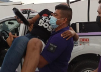Hombre ataca a mujer con un cuchillo y a mordidas