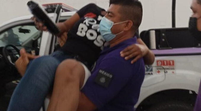 Hombre ataca a mujer con un cuchillo y a mordidas