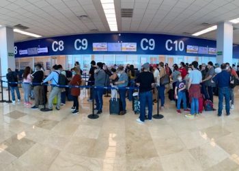 Tabasqueños quedaron ‘varados’ en el Aeropuerto de Mérida, porque el Aeropuerto de Villahermosa se negó a recibir el vuelo