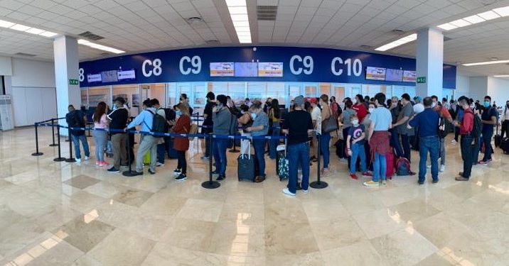 Tabasqueños quedaron ‘varados’ en el Aeropuerto de Mérida, porque el Aeropuerto de Villahermosa se negó a recibir el vuelo