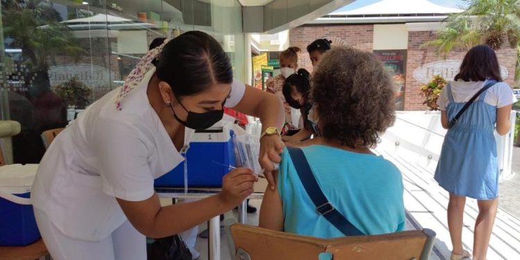 Vacuna contra COVID-19 es la medida más efectiva para prevenir cuadros graves de la enfermedad