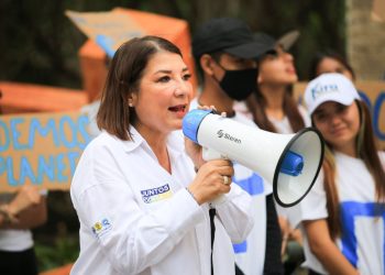 Kira Iris, la mujer apasionada de la naturaleza, celebra el Día Mundial de la madre tierra con limpieza de manglares