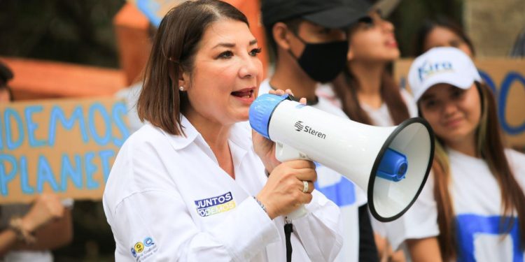 Kira Iris, la mujer apasionada de la naturaleza, celebra el Día Mundial de la madre tierra con limpieza de manglares