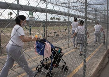 Revelan que más de 400 menores viven con sus madres en cárceles del país