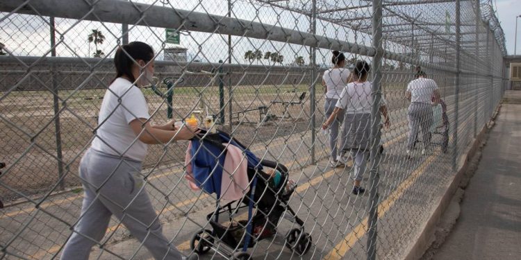 Revelan que más de 400 menores viven con sus madres en cárceles del país