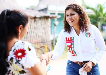 Camina Leslie Hendricks calles de Tixcacal Guardia