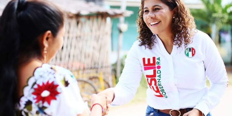 Camina Leslie Hendricks calles de Tixcacal Guardia