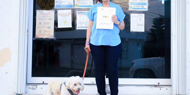 Kira Iris recibe constancia como candidata a diputada local por el Distrito X