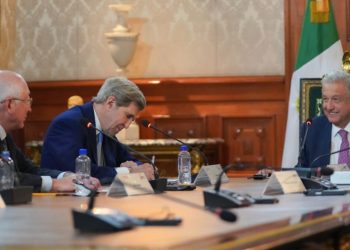 AMLO amagó a John Kerry con presentar pruebas de corrupción en tribunales internacionales