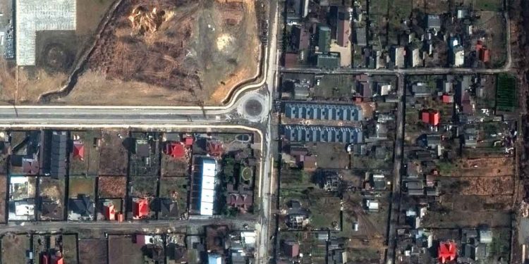 Imágenes por satélite muestran personas muertas en Bucha mientras estaba en manos rusas