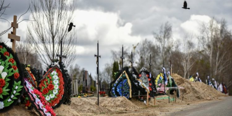 Reportan fosas comunes con miles de cadáveres en Ucrania