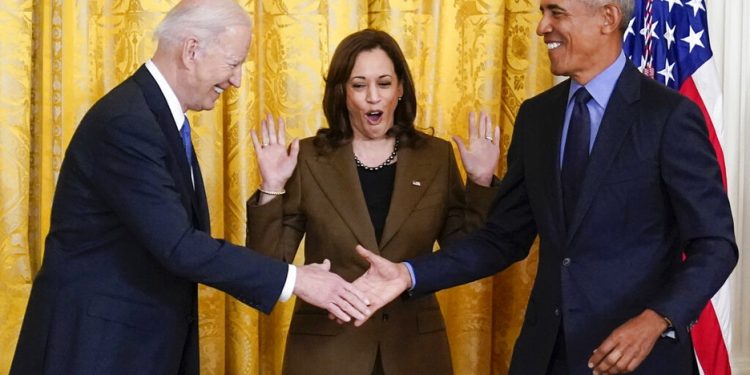 Barack Obama junto a Joe Biden celebran aniversario de Ley de Salud en la Casa Blanca