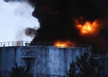 Rusia destruye refinería en el centro de Ucrania
