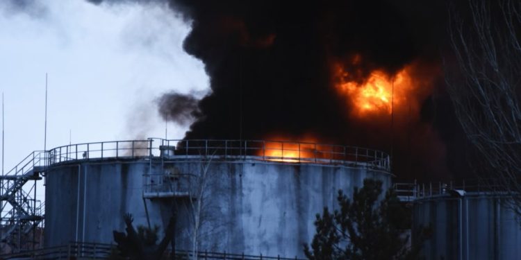 Rusia destruye refinería en el centro de Ucrania