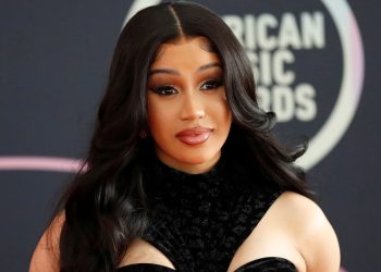 Cardi B borra su cuenta de Twitter tras insultar a sus fans