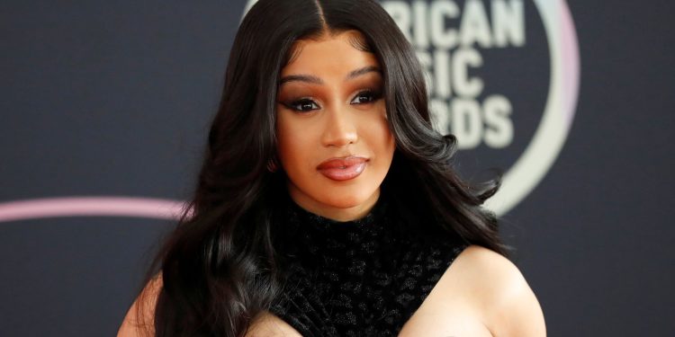 Cardi B borra su cuenta de Twitter tras insultar a sus fans