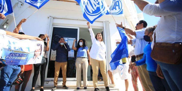 Kira Iris San, candidata a diputada por el distrito x,  presenta su inscripción en el IEQROO  para el próximo debate