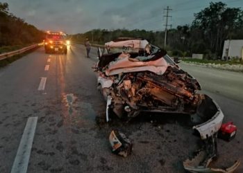 Taxi queda destrozado tras impactarse contra un tráiler sobre la carretera Tulum