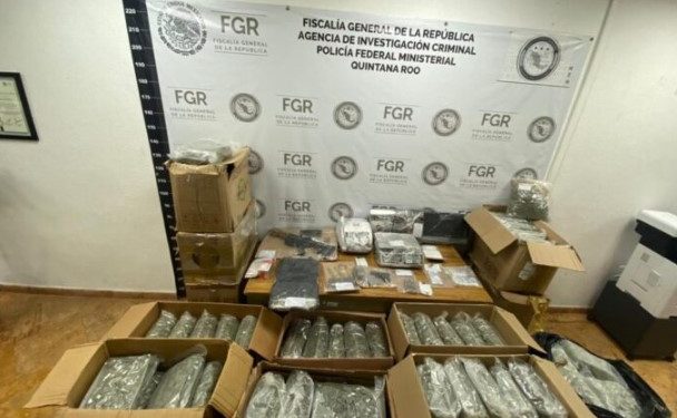 Aseguran a dos personas y más de 100 kg de drogas durante operativo de cateo en una casa de Cancún