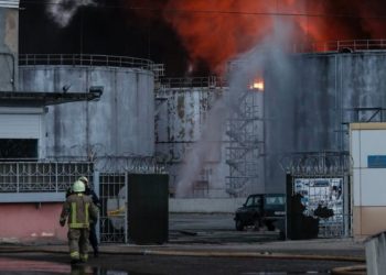 Ucrania festeja iniciativa de la UE de vetar el petróleo ruso y critica a las naciones que se oponen