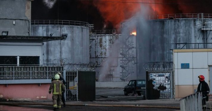 Ucrania festeja iniciativa de la UE de vetar el petróleo ruso y critica a las naciones que se oponen