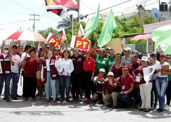 Andrea González y Marybel Villegas caminan las calles del Distrito 6