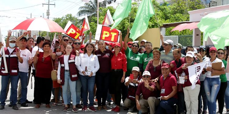 Andrea González y Marybel Villegas caminan las calles del Distrito 6