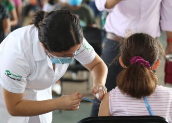 Aplica la SESA vacunas contra la COVID-19 y también las del esquema básico