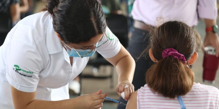 Aplica la SESA vacunas contra la COVID-19 y también las del esquema básico