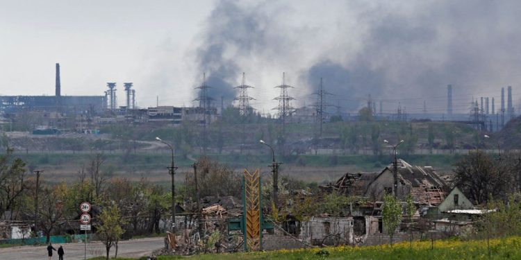 Militares Rusos bombardean planta Siderúrgica en Mariúpol