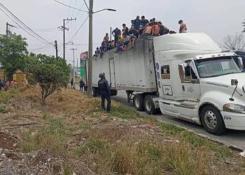 Más de 300 migrantes fueron rescatados tras viajar amontonados y deshidratados en la caja de un tráiler