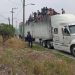 Más de 300 migrantes fueron rescatados tras viajar amontonados y deshidratados en la caja de un tráiler