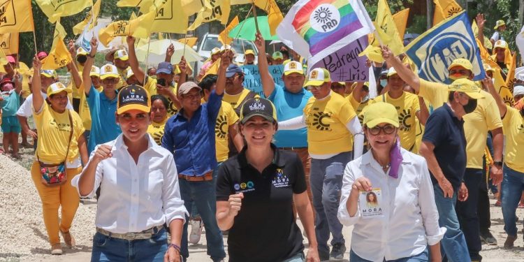 Respaldo masivo de la colonia Valle Verde a Iris Mora