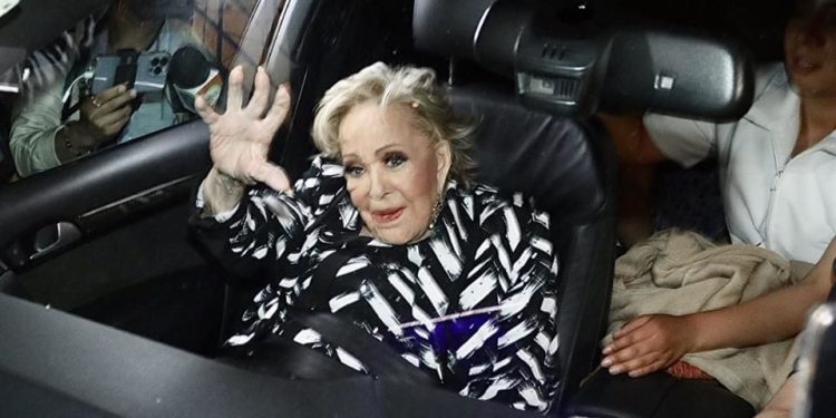 Silvia Pinal reaparece en los escenarios tras problemas de salud