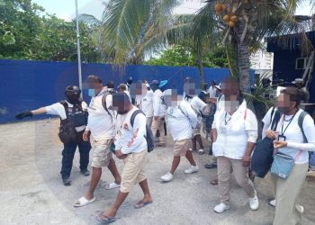 Aseguran a 51 ambulantes en operativo en playas de Cancún
