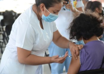 La SESA invita a la población a estar atenta a las convocatorias de vacunación contra la COVID-19