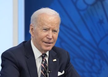 El presidente Joe Biden lamentó que el país haya alcanzado el millón de muertes por COVID-19