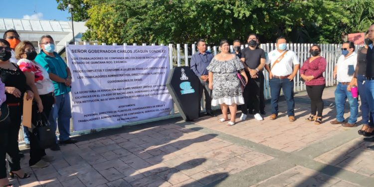 Se manifiestan trabajadores de Bachilleres