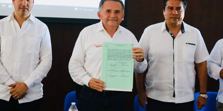 Convoca el Dr. Pech a empresarios a participar en política y a cuidar al gobierno, para ayudar a rescatar a Quintana Roo