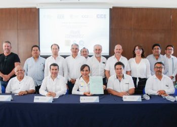 Firma Laura Fernández compromisos para mejorar en serio Quintana Roo