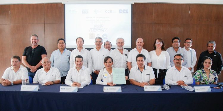 Firma Laura Fernández compromisos para mejorar en serio Quintana Roo