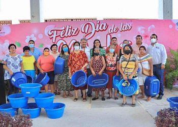 Se burla Ayuntamiento de Comalcalco de las mamás, les regala palanganas en su día