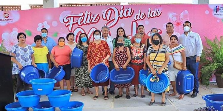Se burla Ayuntamiento de Comalcalco de las mamás, les regala palanganas en su día